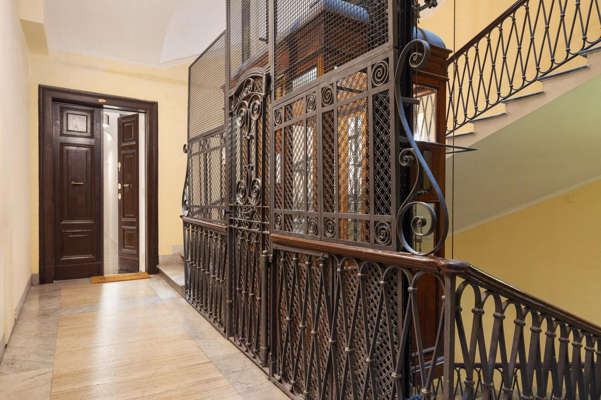 Iflat New Spacious & Classy In Monti Rom